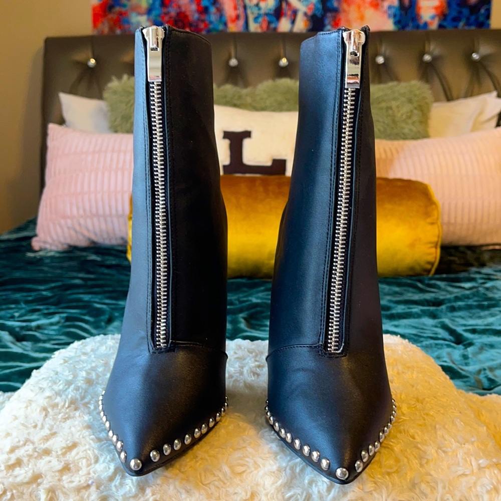 Black boots (heels)